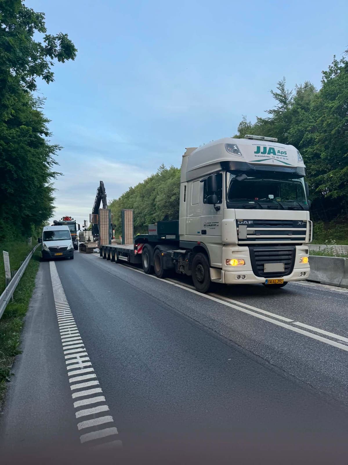 Blokvogn fra JJ Anlæg Eftf. mærket særtransport på landevej