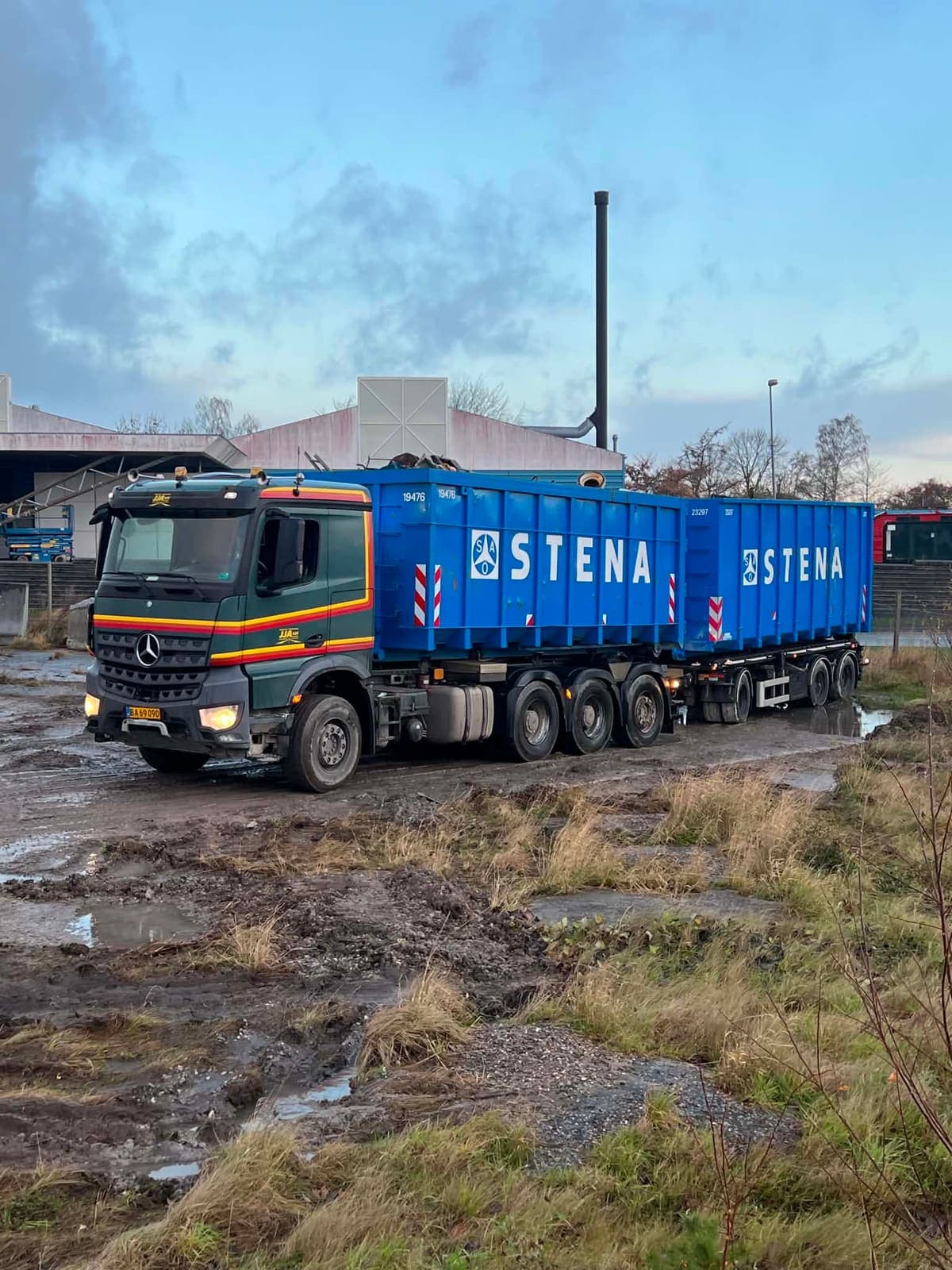 Containerbil fra JJ Anlæg Eftf. med to containere på anhænger